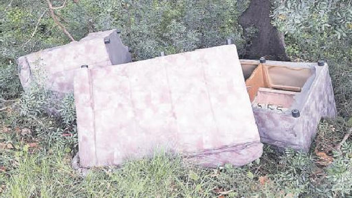 Tres sofás han sido arrojados al torrente de Almandrà, en Lloseta