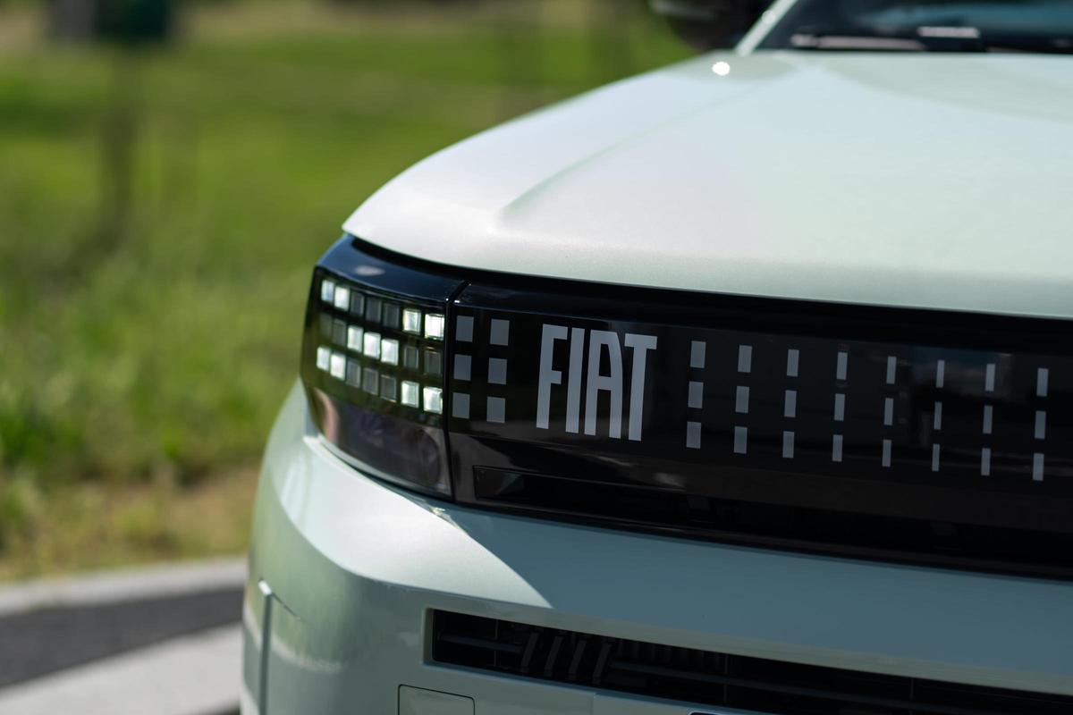 El motor eléctrico permite que el motor de combustión se apague en algunas situaciones, proporcionando hasta 1 km de autonomía eléctrica a menos de 30 km/h.
