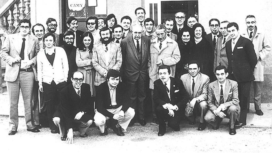 Ignacio Ribas (centro) en 1973, tras recibir la Medalla de oro de la Diputación, en un restaurante en Cangas.
