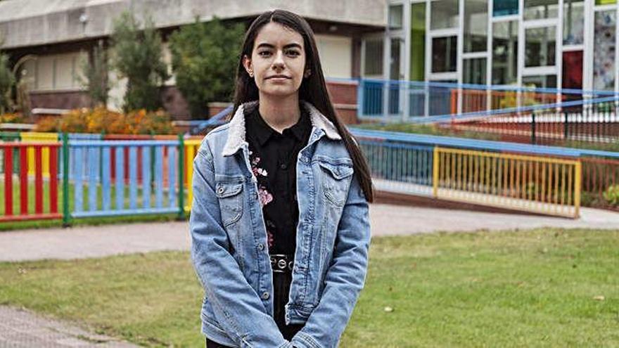 Adela Fuertes Rodrigo, en el exterior del colegio Corazón de María, donde estudia.  Nico Rodríguez