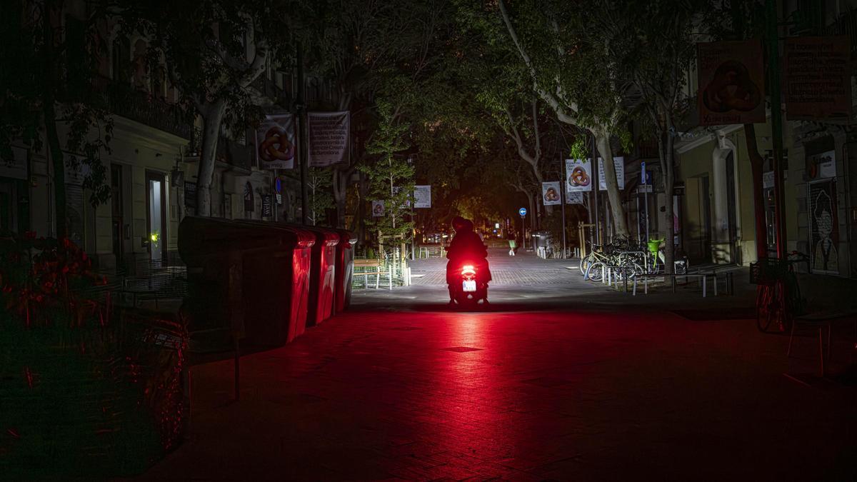 Una calle a oscuras en Barcelona durante el gran apagón del 28 de abril de 2025.