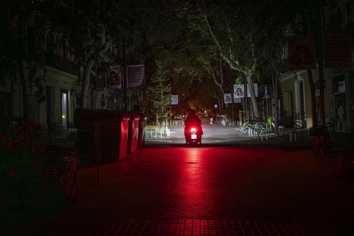 Una calle a oscuras en Barcelona durante el gran apagón del 28 de abril de 2025.