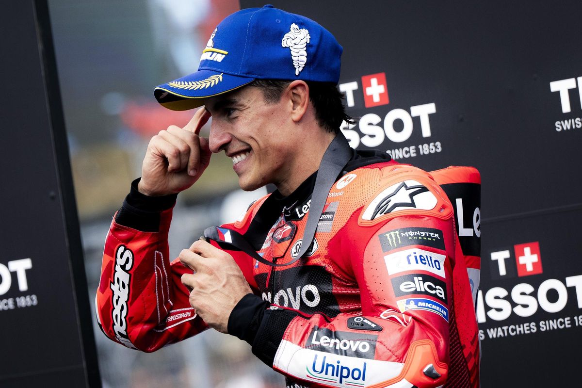 Marc Márquez explica, con gestos muy claros, por qué ganço la carrera al 'sprint' de ayer: por cabeza.