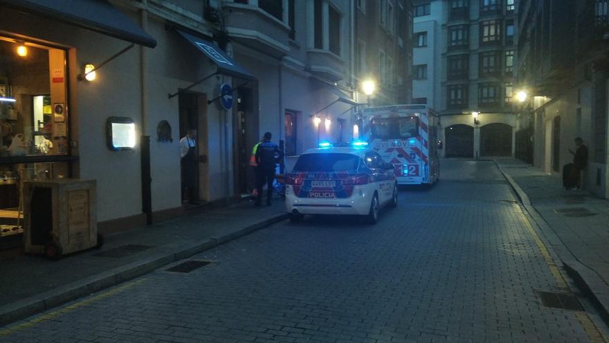 Un vecino de Gijón cae de la cama tras beber y tiene que ser atendido por una UVI