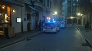 Un vecino de Gijón cae de la cama tras beber y tiene que ser atendido por una UVI