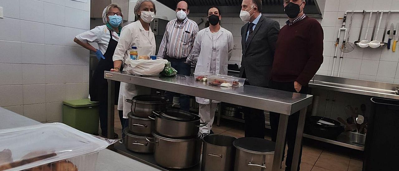 Por la derecha, Carlos Muñiz, presidente de Amicos; José Luis Llamazares (vicepresidente); Natalia López; José Manuel Iglesias (tesorero); y  Montserrat Galán y Araceli Rodríguez (voluntarias), en la cocina. | A. Velasco