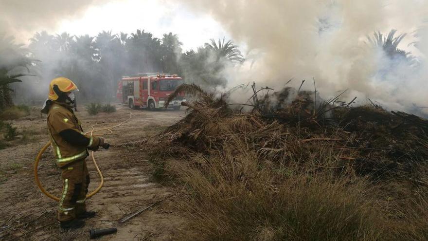 Bomberos en el lugar del incendio.