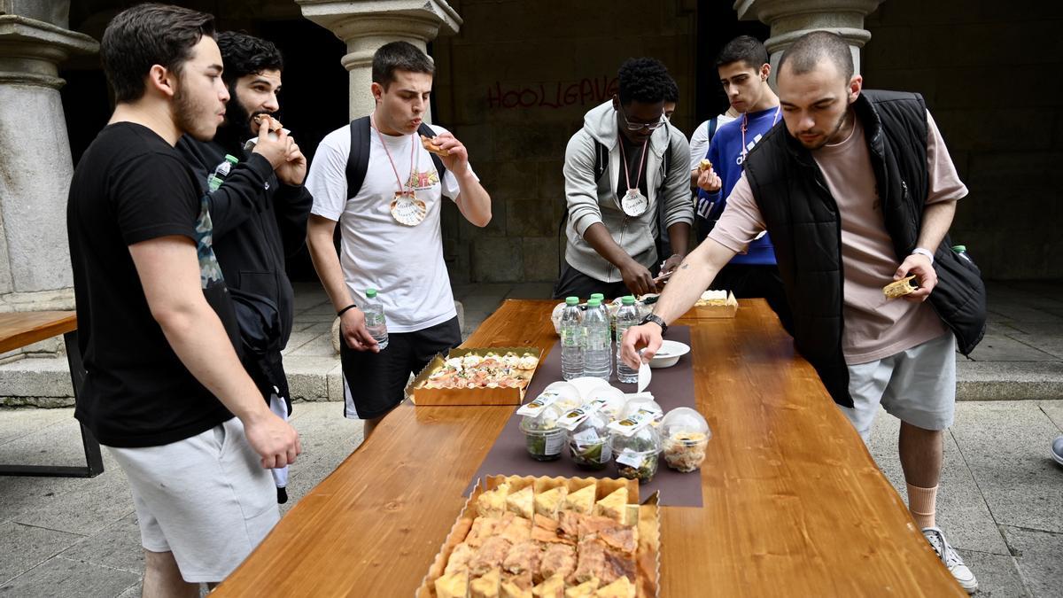 Jóvenes peregrinos en un momento de la degustación.