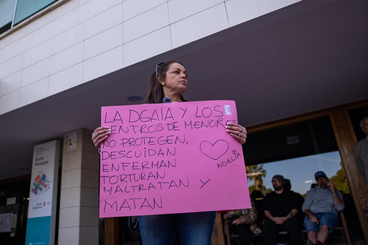 Una de las manifestantes contra la eutanasia de Noelia Castillo, este jueves frente al Hospital Sant Camil de Sant Pere de Ribes.