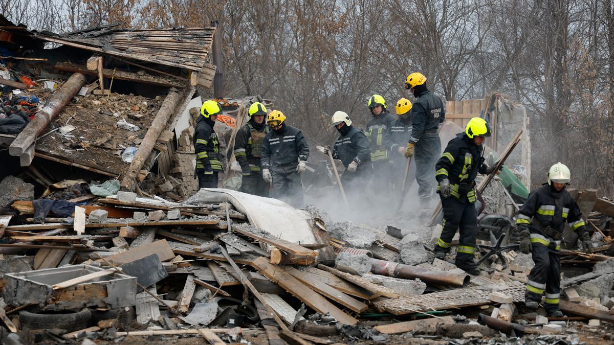 Trabajadores de rescate trabajan en una casa residencial dañada durante un ataque ruso con misiles en Kiev