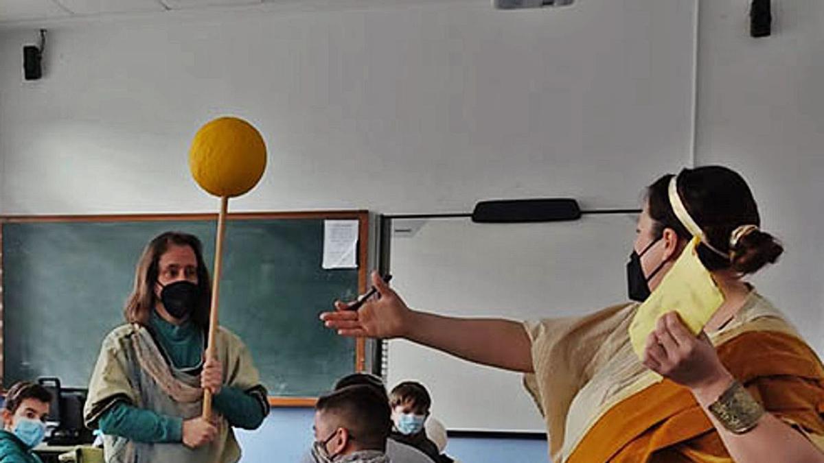 La compañía Norabola llevó su proyecto ‘Las mujeres en la Luna’ a las aulas del IES Joaquín Costa. | SERVICIO ESPECIAL