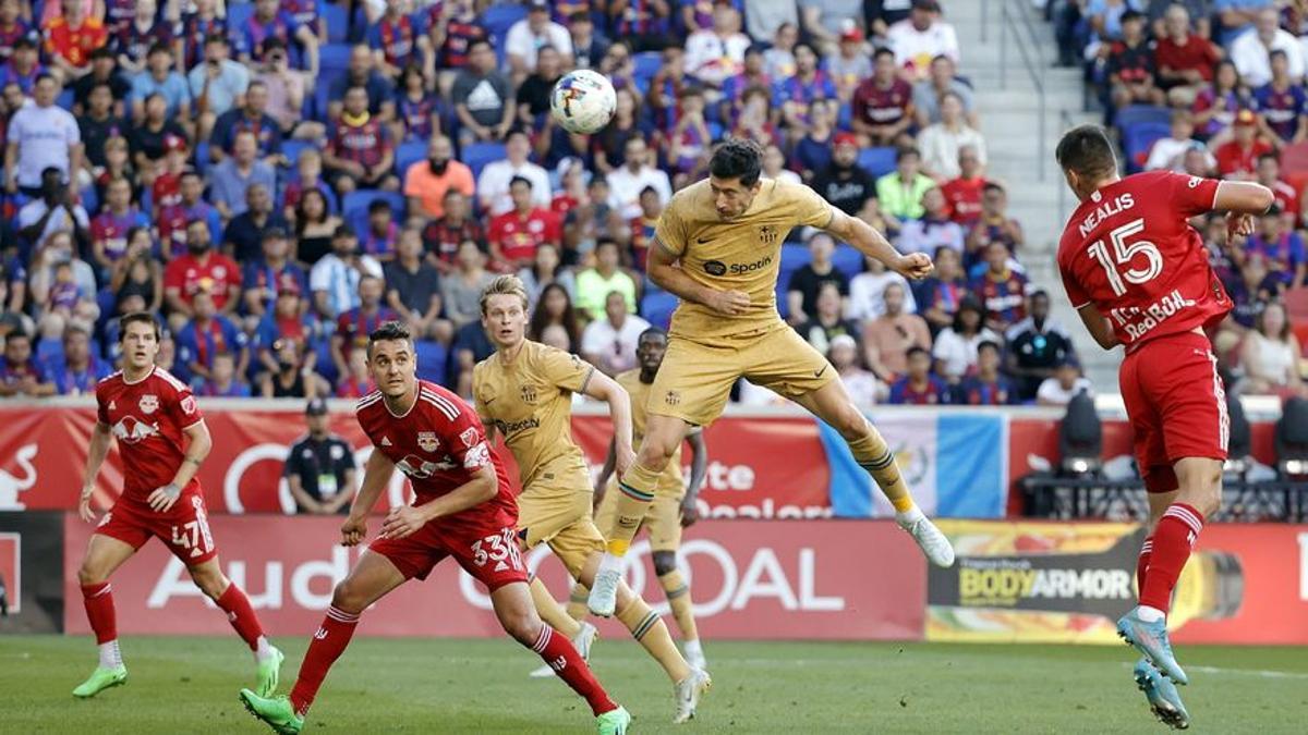 Robert Lewandowski cabecea al marco del New York Red Bull.