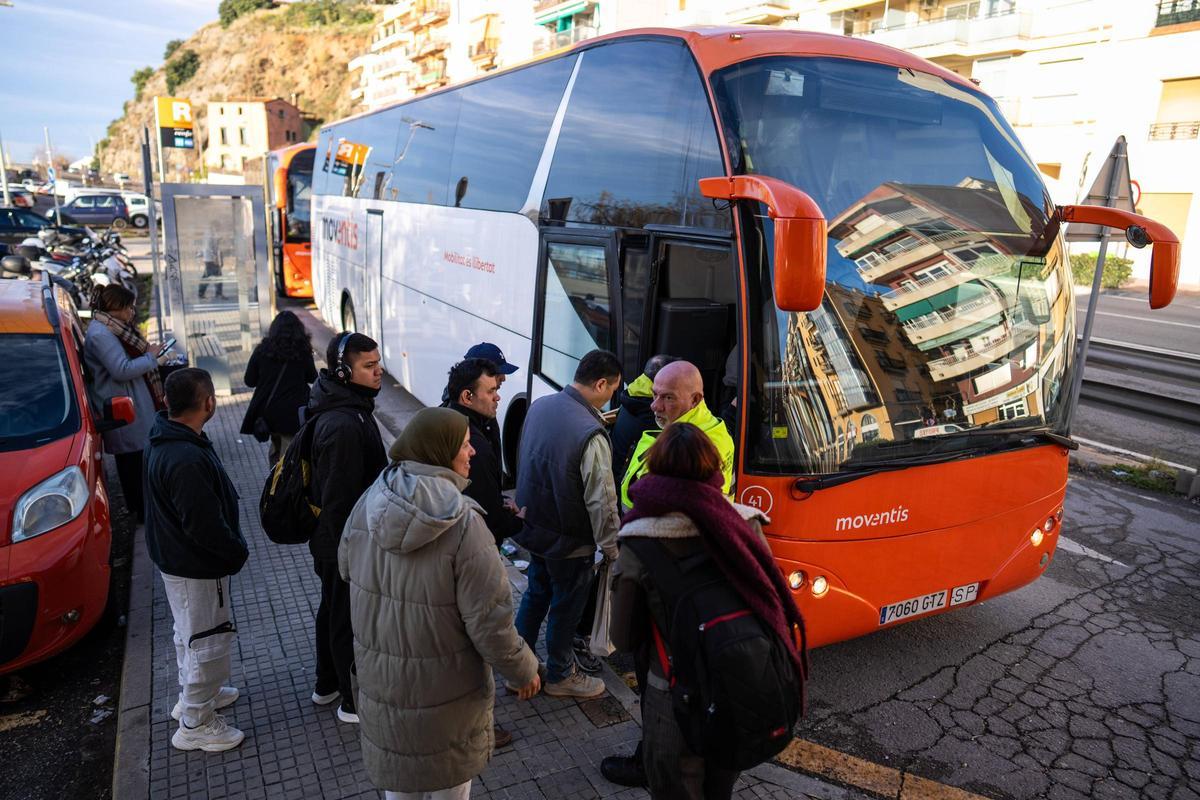 Pasajeros esperan en la estación de autobuses de la estación de Rodalies de Arenys de Mar, que conecta con Blanes