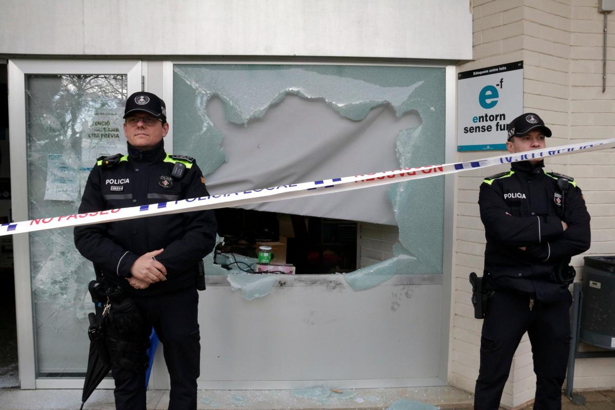 Policia Municipal de Girona custodiant el centre cívic Onyar després de les destrosses. Policia Municipal de Girona custodiant el centre cívic Onyar després de les destrosses.