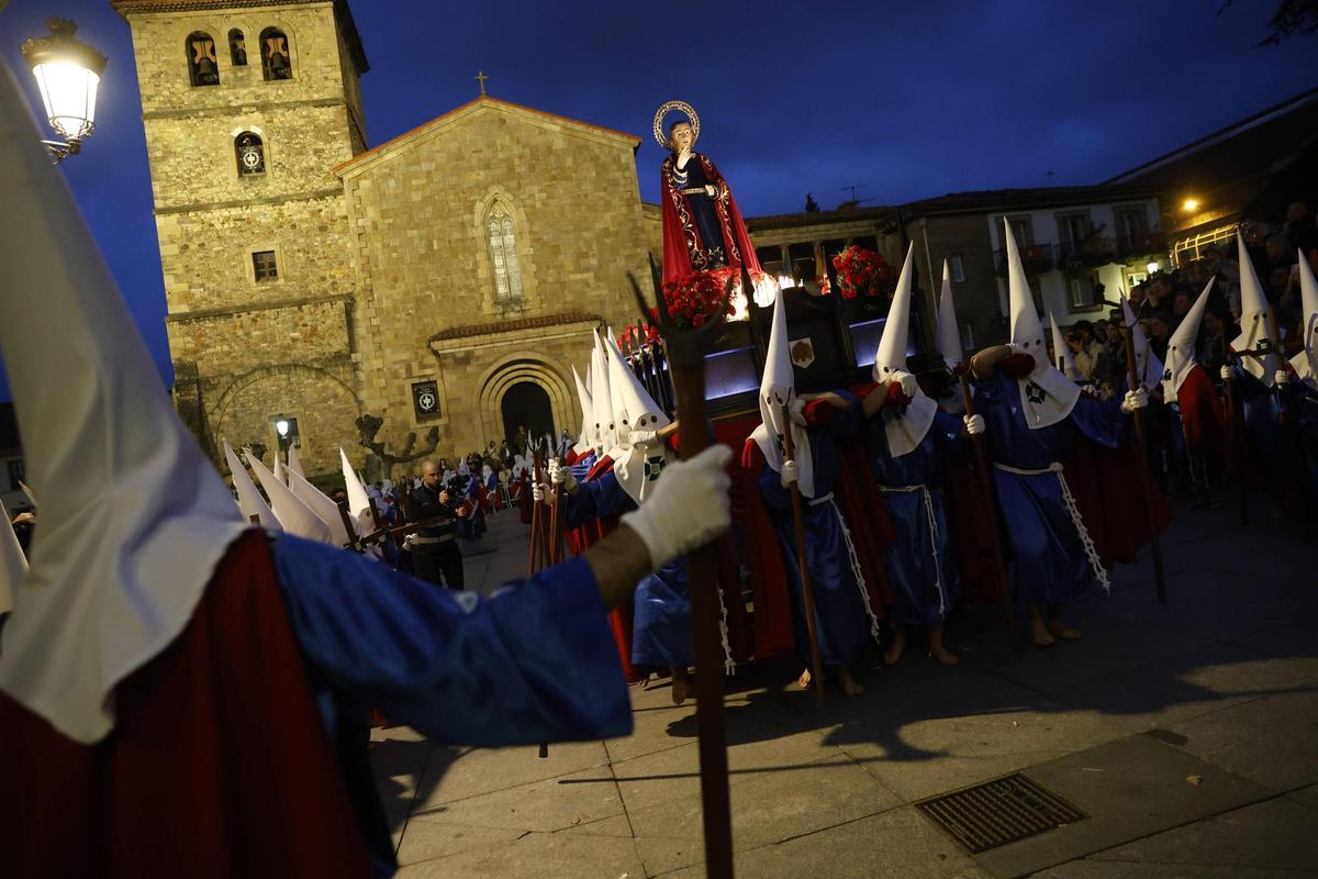 EN IMÁGENES: La multitudinaria procesión del Encuentro en Avilés