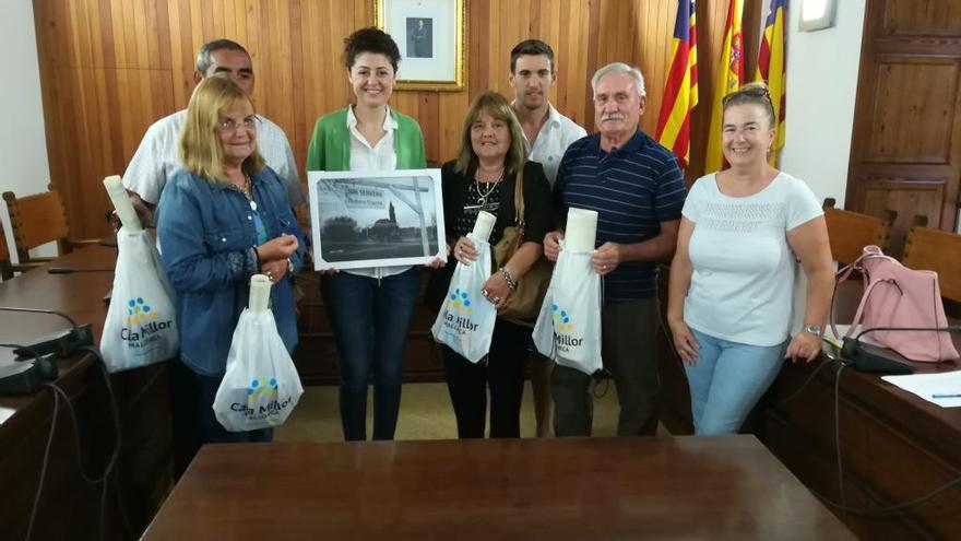 Argentinos de Goyena son recibidos por la alcaldesa de Son Servera, Natalia Troya