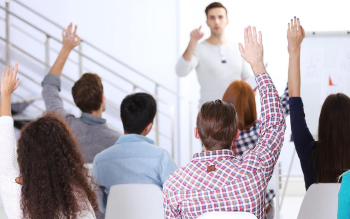 Comunidad de vecinos votando en una junta
