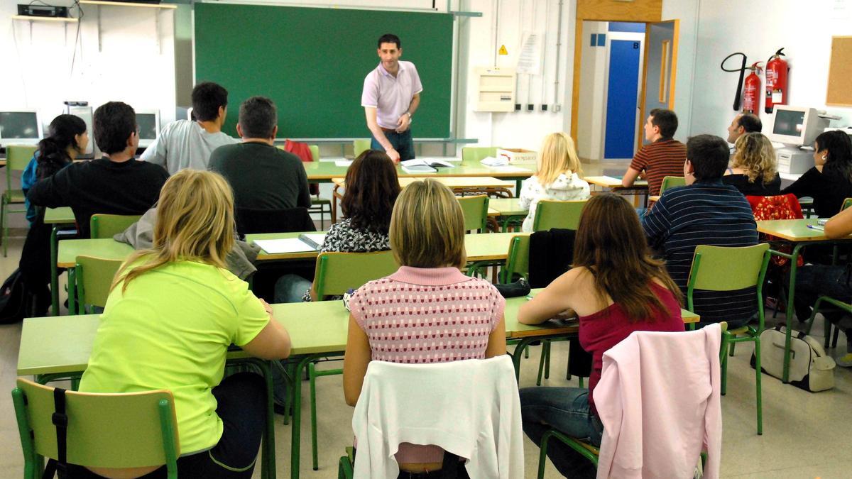 Un profesor, dando clase en un curso de Formación Profesional.