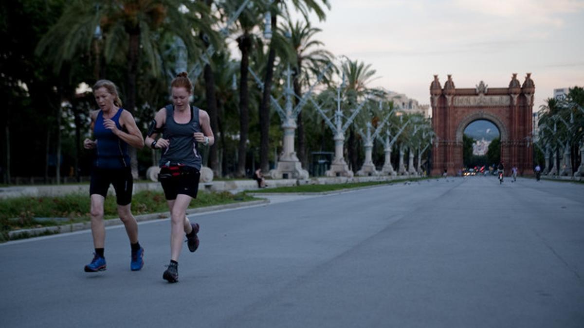 Dos corredoras se dirigen al parque de la Ciutadella tras pasar por el Arc de Triomf.