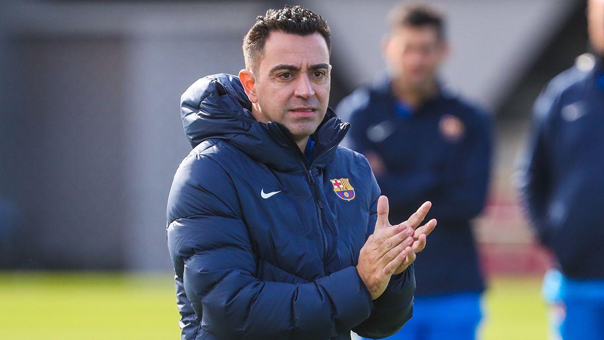 Xavi Hernández, dirigiendo un entrenamiento del Barça.