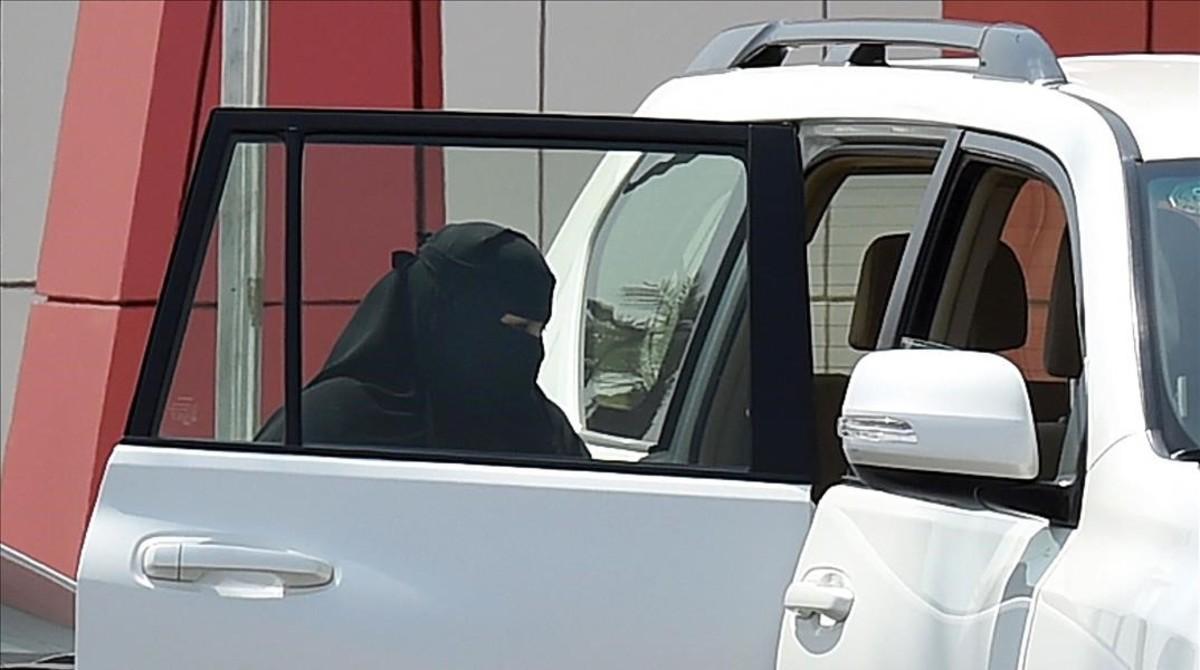 zentauroepp40307614 a saudi woman rides into a car outside a mall in the saudi c170927174057