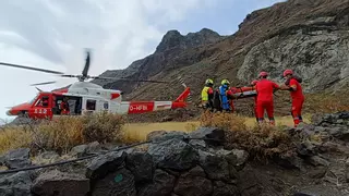 Rescatan en helicóptero a una mujer accidentada en la playa de Roque Bermejo