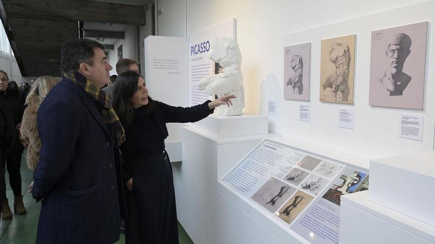 El conselleiro de Cultura, Román Rodríguez, y Elena Pardo, en la visita a la exposición.   | // MONCHO FUENTES / E.P.