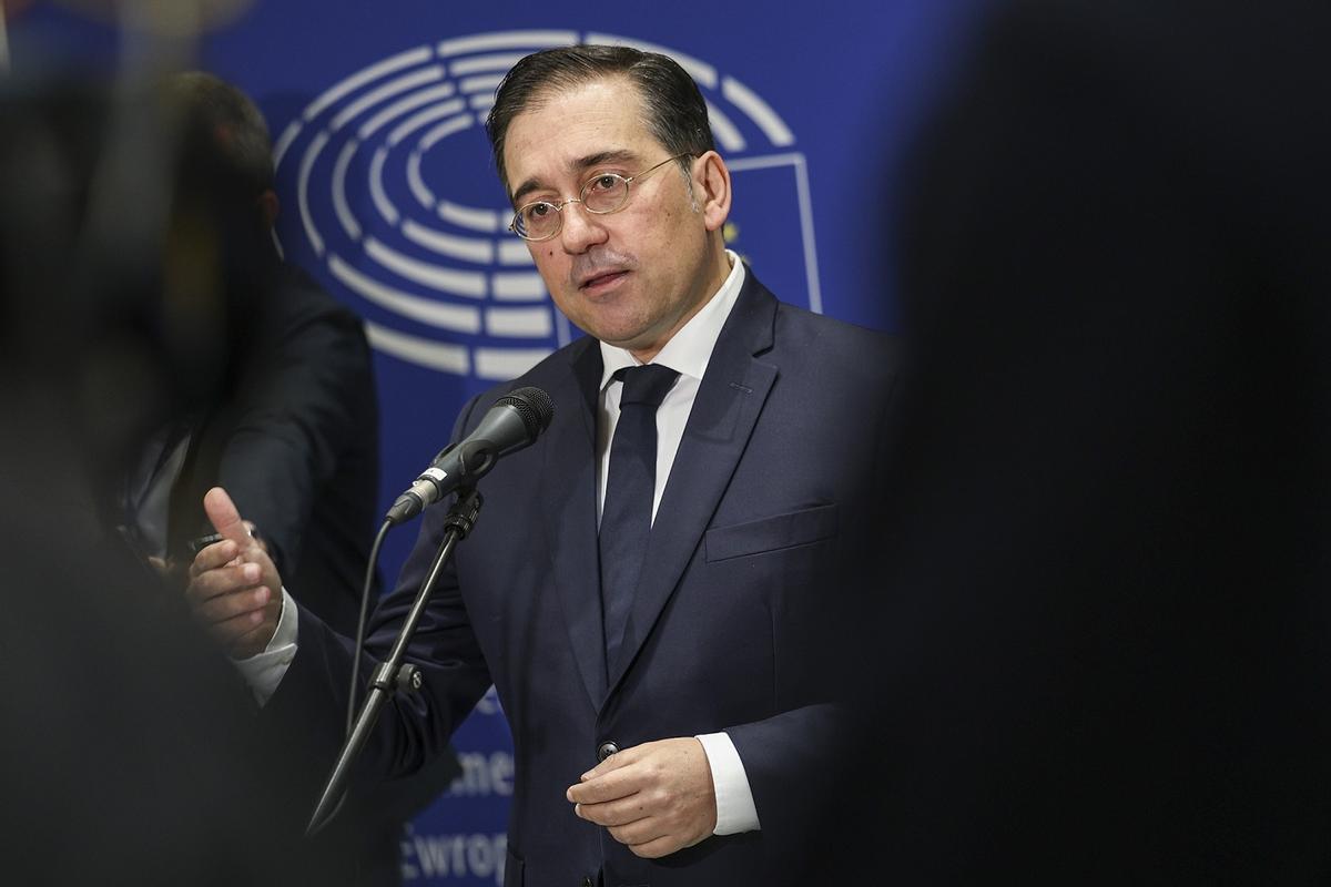 Albares le dice a Metsola que las lenguas cooficiales son una identidad nacional española