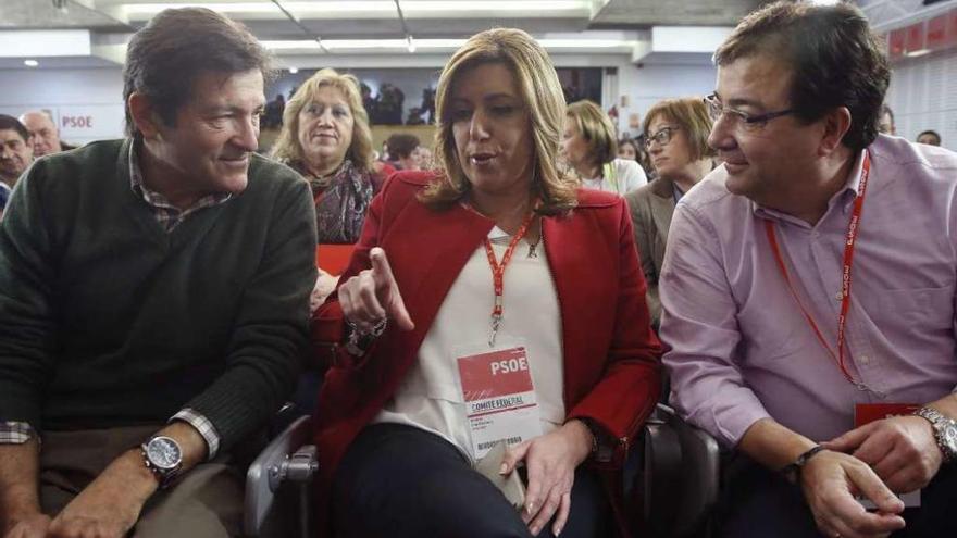 Desde la izquierda, Javier Fernández, Susana Díaz y Fernández Vara, el pasado sábado. // Efe