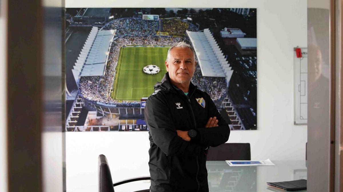 Sergio Pellicer, entrenador del Málaga CF, posa para La Opinión de Málaga en su despacho. | ÁLEX ZEA