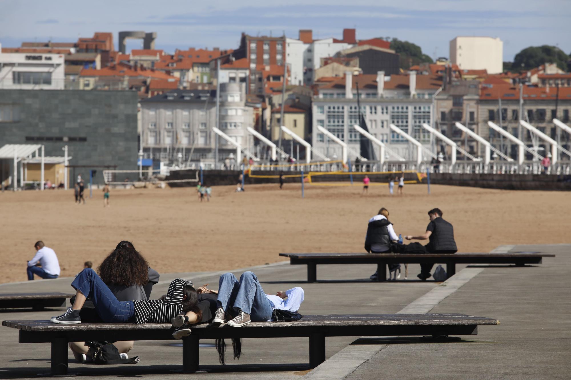 Asturias disfruta del sol en la playa y las terrazas