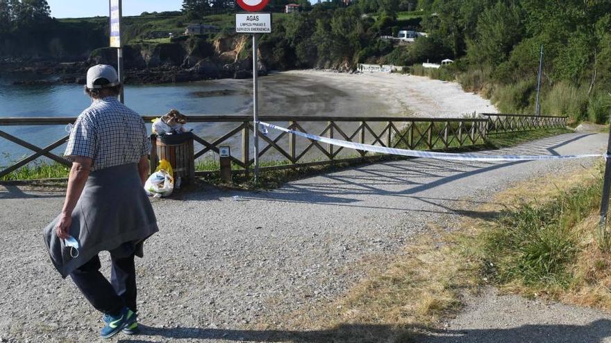 Acceso a la playa de Naval en Oleiros, con cinta policial, ayer por la tarde.