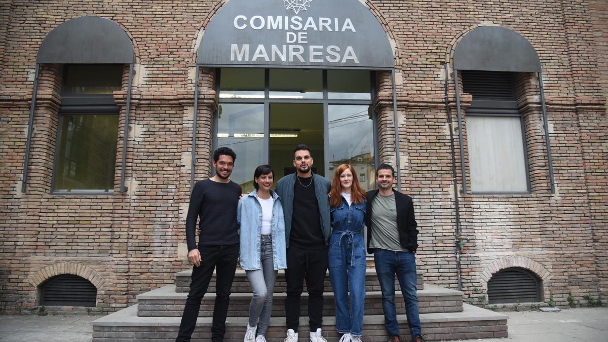 David Victori, al mig, en la presentació del rodatge a Manresa, a l'Anònima, com a comissaria de policia