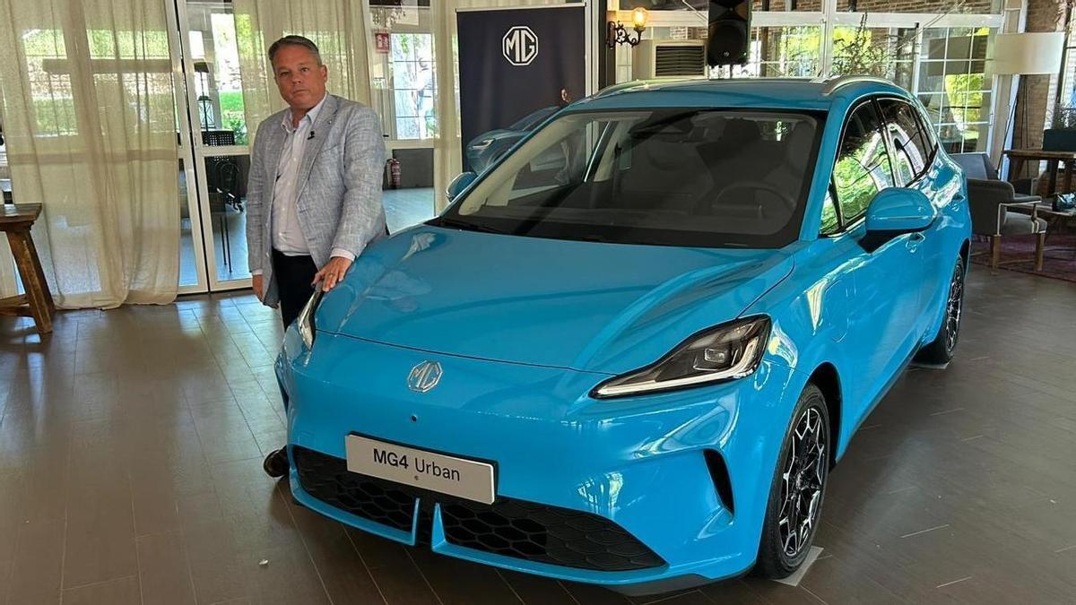 José Antonio Galve con el nuevo MG4 Urban.