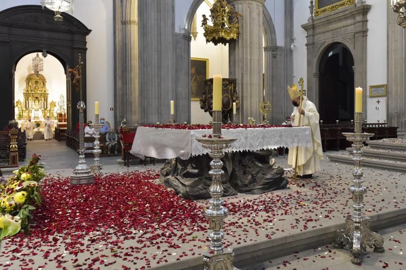 Fiesta de la Ascensión con la tradicional lluvia de pétalos