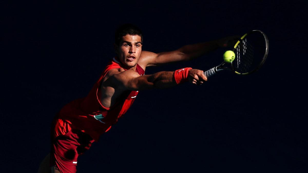 Carlos Alcaraz intenta golpear la pelota en el partido de tercera ronda frente a Berrettini, séptimo jugador mundial