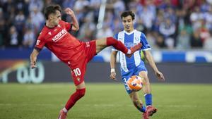 Aimar Oroz of CA Osasuna competes for the ball with Manu Sanchez of Deportivo Alaves during the LaLiga EA Sports match between Deportivo Alaves and CA Osasuna at Mendizorrotza on May 24, 2025, in Vitoria, Spain. AFP7 24/05/2025 ONLY FOR USE IN SPAIN. Ricardo Larreina / AFP7 / Europa Press;2025;SPAIN;SPORT;ZSPORT;SOCCER;ZSOCCER;Deportivo Alaves v CA Osasuna - LaLiga EA Sports;