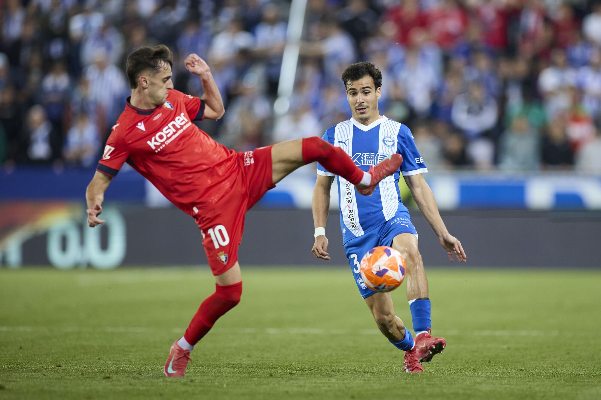 Aimar Oroz of CA Osasuna competes for the ball with Manu Sanchez of Deportivo Alaves during the LaLiga EA Sports match between Deportivo Alaves and CA Osasuna at Mendizorrotza on May 24, 2025, in Vitoria, Spain. AFP7 24/05/2025 ONLY FOR USE IN SPAIN. Ricardo Larreina / AFP7 / Europa Press;2025;SPAIN;SPORT;ZSPORT;SOCCER;ZSOCCER;Deportivo Alaves v CA Osasuna - LaLiga EA Sports;