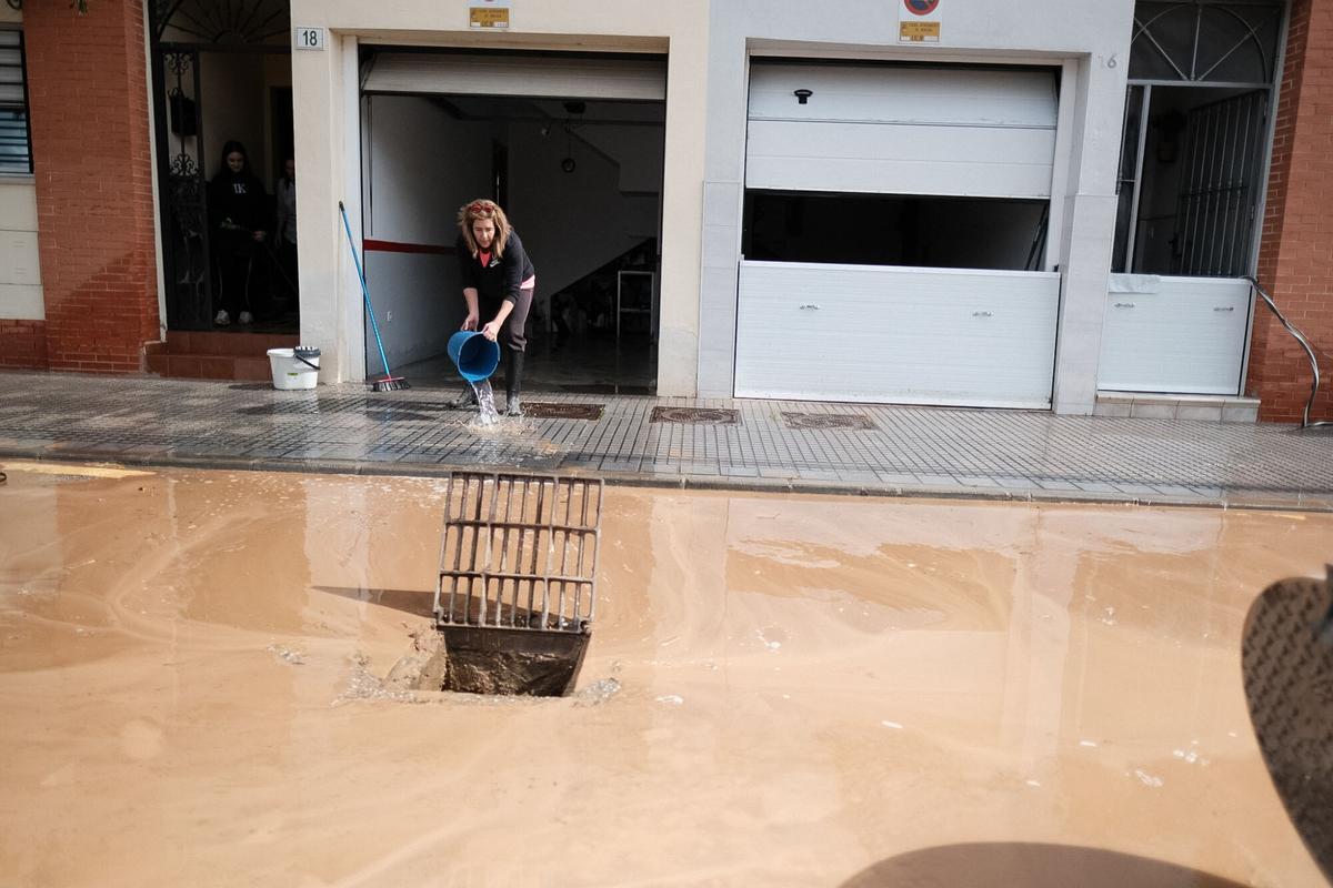 17-03-25 Málaga, Campanillas. Limpieza de calles. (Fotografía: Gregorio Marrero)