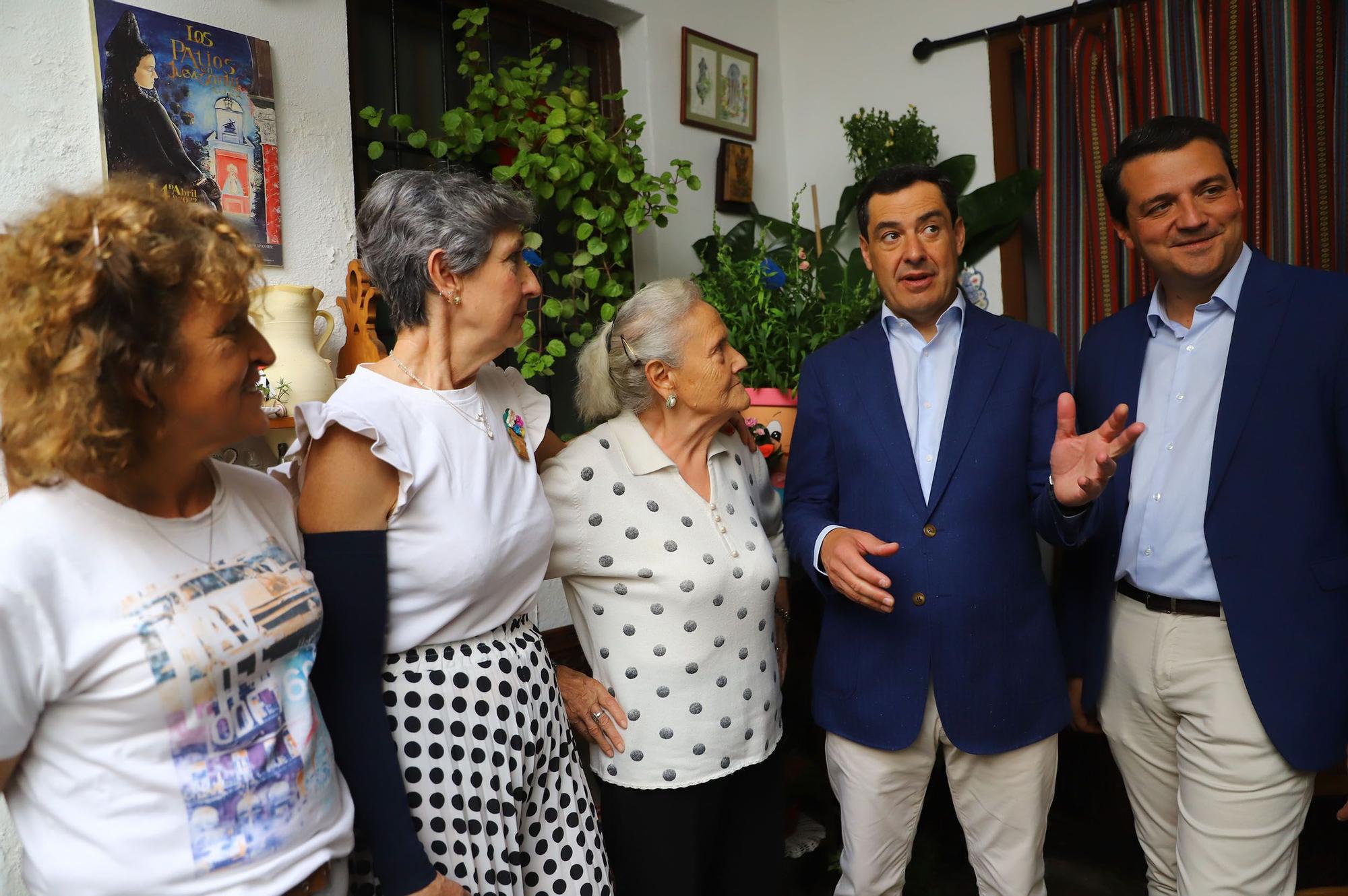 Juanma Moreno visita los Patios de Córdoba