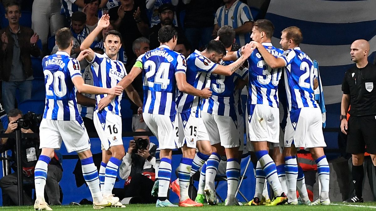 Los jugadores de la Real Sociedad celebran un gol