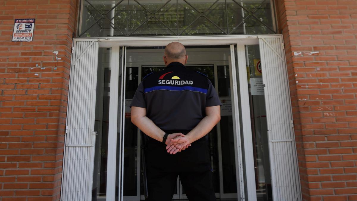 Guardia de seguridad frente al centro de salud del Infante, en Murcia. | ISRAEL SÁNCHEZ