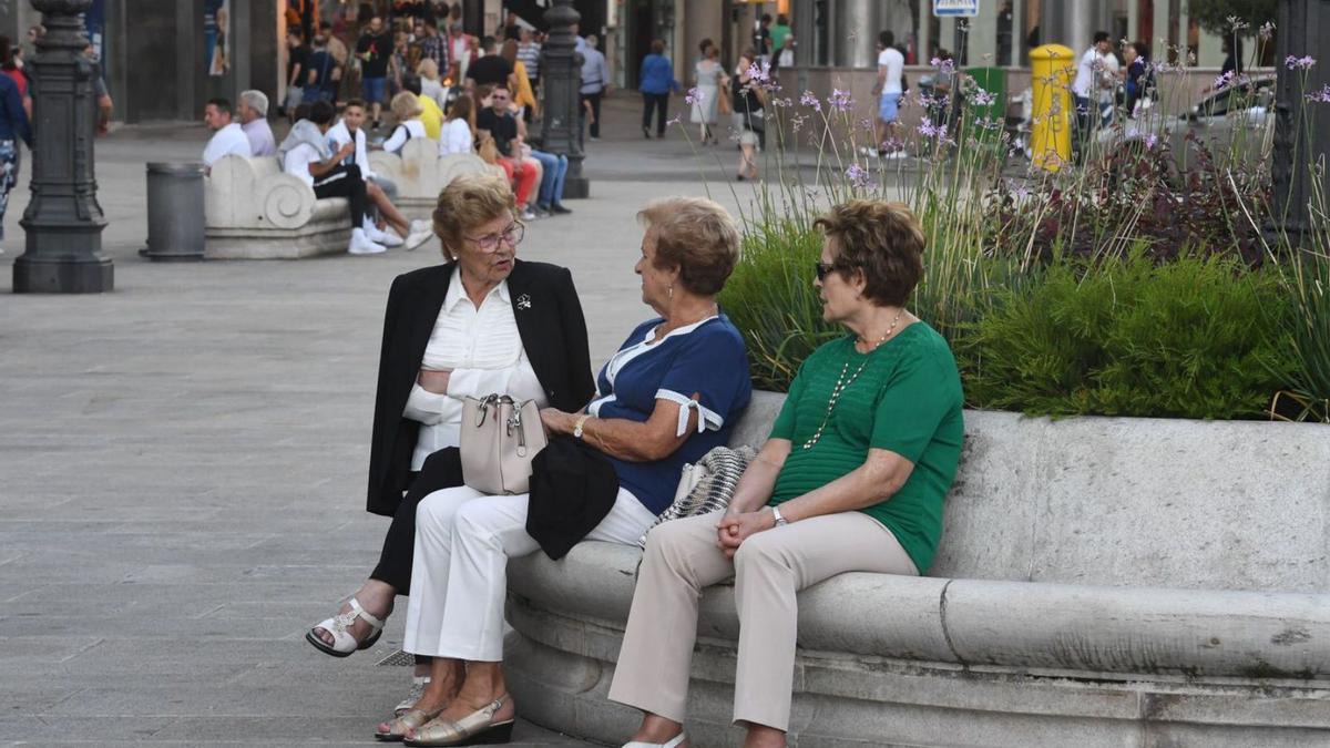 Tres mujeres charlan en un banco del Obelisco. |   // VÍCTOR ECHAVE