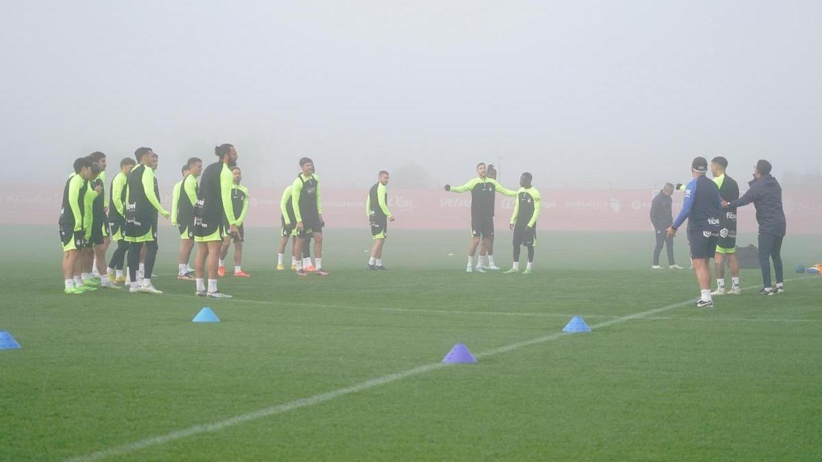Aguirre sigue el entrenamiento de sus futbolistas ayer en Son Bibiloni, que amaneció cubierto de niebla como buena parte de Palma.