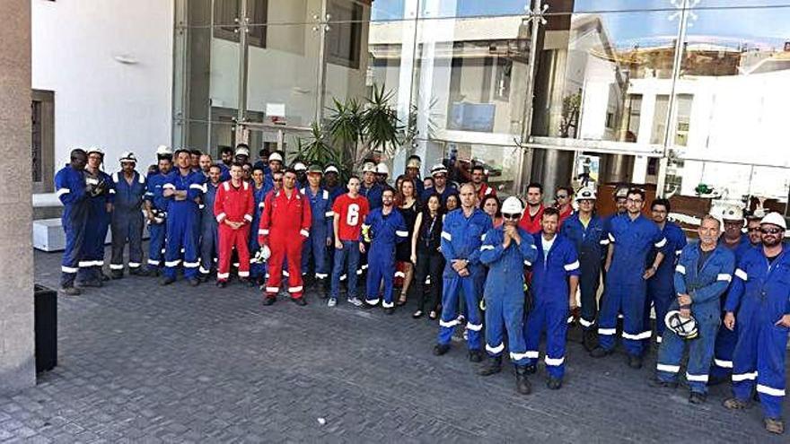 Trabajadores de Hidramar delante de la sede de la Autoridad Portuaria.