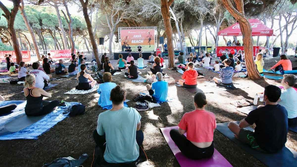 La clase de yoga al aire libre celebrada en el marco del Gavà Fitness Beach.
