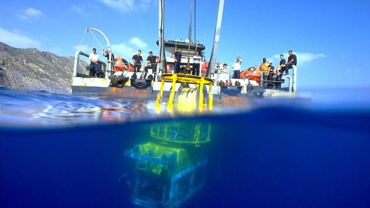 Marinos del buque de rescate Neptuno operan el robot Scorpio 03, capaz de bajar a 600 metros de profundidad