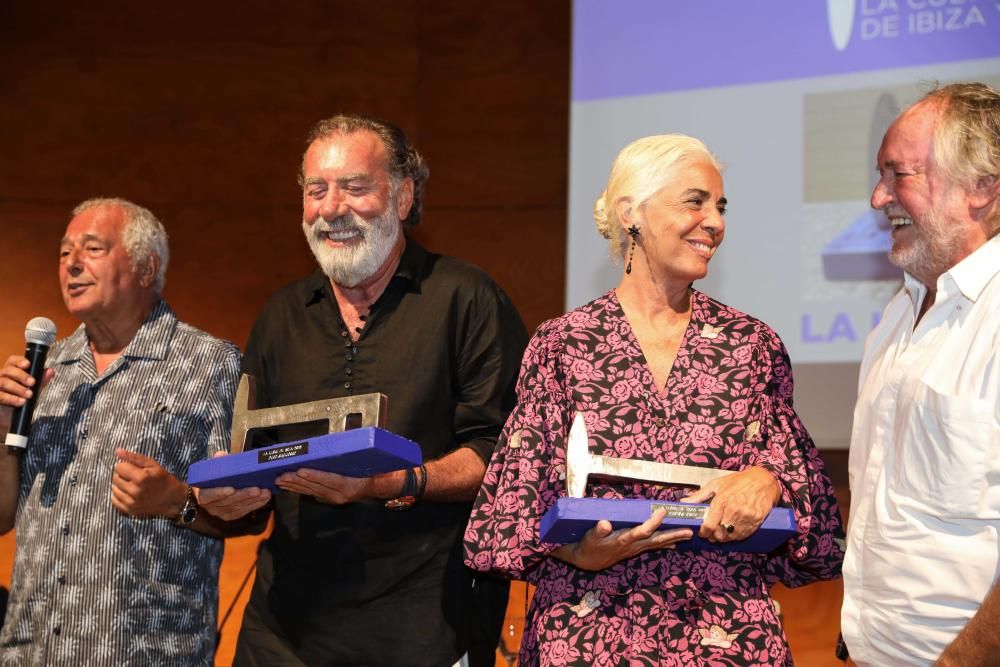 Juan Suárez, Pino Sagliocco, Elena Ruiz y Mario Arlati en el escenario tras la entrega de premios.