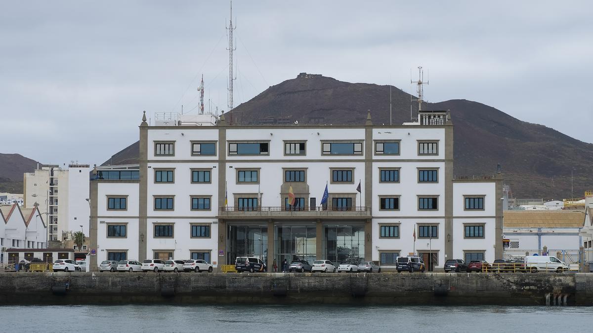 El edificio de la Autoridad  Portuaria visto desde el mar