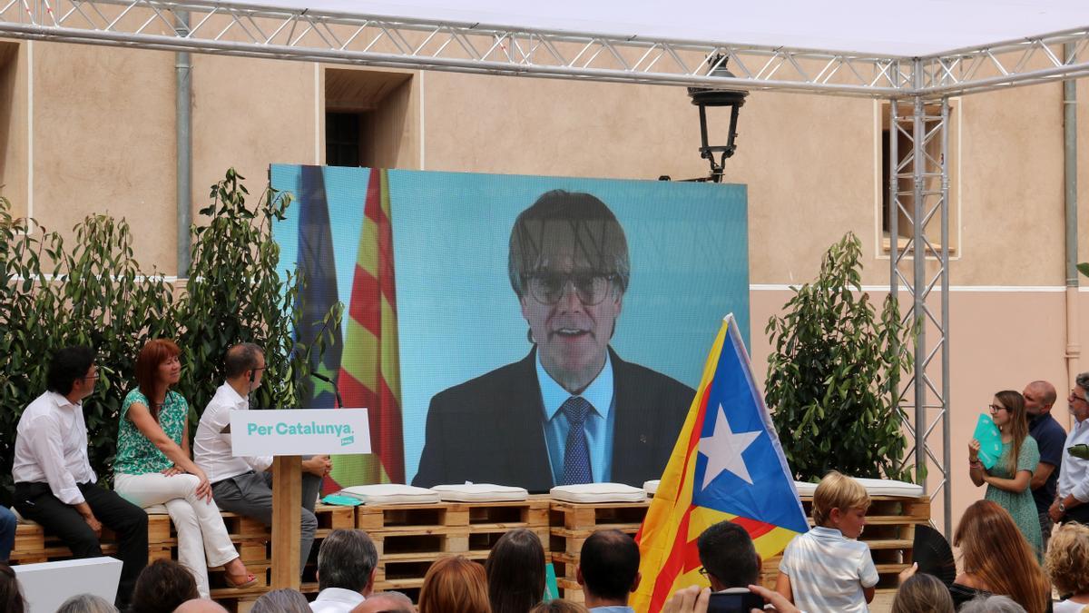 L'expresident Carles Puigdemont intervé telemàticament en un acte de campanya de Junts a Amer.